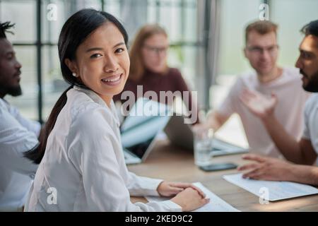 jeune femme d'affaires attirante regardant l'appareil-photo pendant Banque D'Images