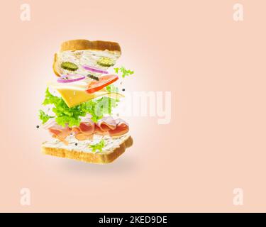 Hamburger appétissant avec des légumes frais, de la viande biologique et du fromage dans un vol congelé sur fond rose clair. Minimalisme. Il y a de l'espace libre pour INS Banque D'Images