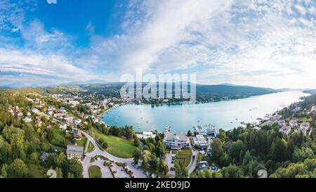 Velden vue aérienne sur le magnifique lac Wörthersee en Carinthie, Autriche. Banque D'Images