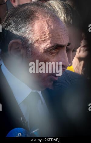 Toulon, France. 11th novembre 2022. Eric Zemmour répond à la presse en face de la base navale de Toulon où le navire Ocean Viking a amarré. Le « Reconquete! » Parti de l'extrême droite polémiste, Eric Zemmour a organisé une action de protestation contre l'accueil des réfugiés par la France. L'Ocean Viking est arrivé à Toulon avec 230 migrants à bord le 11 novembre 2022. C'est la première fois qu'un navire SOS Méditerranée débarque des migrants en France. Crédit : SOPA Images Limited/Alamy Live News Banque D'Images