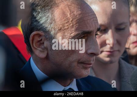 Toulon, France. 11th novembre 2022. Eric Zemmour répond à la presse en face de la base navale de Toulon où le navire Ocean Viking a amarré. Le « Reconquete! » Parti de l'extrême droite polémiste, Eric Zemmour a organisé une action de protestation contre l'accueil des réfugiés par la France. L'Ocean Viking est arrivé à Toulon avec 230 migrants à bord le 11 novembre 2022. C'est la première fois qu'un navire SOS Méditerranée débarque des migrants en France. Crédit : SOPA Images Limited/Alamy Live News Banque D'Images