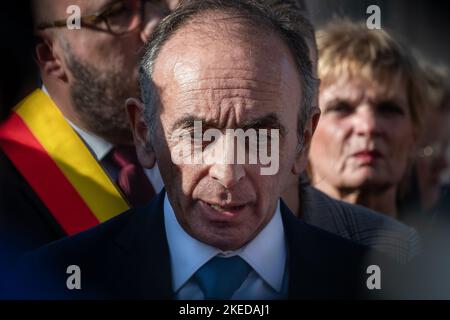 Toulon, France. 11th novembre 2022. Eric Zemmour répond à la presse en face de la base navale de Toulon où le navire Ocean Viking a amarré. Le « Reconquete! » Parti de l'extrême droite polémiste, Eric Zemmour a organisé une action de protestation contre l'accueil des réfugiés par la France. L'Ocean Viking est arrivé à Toulon avec 230 migrants à bord le 11 novembre 2022. C'est la première fois qu'un navire SOS Méditerranée débarque des migrants en France. Crédit : SOPA Images Limited/Alamy Live News Banque D'Images