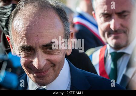 Toulon, France. 11th novembre 2022. Eric Zemmour répond à la presse en face de la base navale de Toulon où le navire Ocean Viking a amarré. Le « Reconquete! » Parti de l'extrême droite polémiste, Eric Zemmour a organisé une action de protestation contre l'accueil des réfugiés par la France. L'Ocean Viking est arrivé à Toulon avec 230 migrants à bord le 11 novembre 2022. C'est la première fois qu'un navire SOS Méditerranée débarque des migrants en France. Crédit : SOPA Images Limited/Alamy Live News Banque D'Images