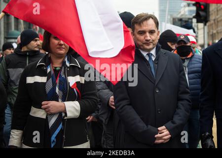 Zbigniew Ziobro, Ministre de la Justice et Procureur général, vu pendant la Marche pour l'indépendance. La Journée nationale de l'indépendance de la Pologne marque l'anniversaire de l'indépendance du pays en 1918. Il est célébré chaque année comme un jour férié à 11 novembre. Cette année encore, des dizaines de milliers de Polonais ont participé à la Marche pour l'indépendance à Varsovie, organisée par des organisations d'extrême-droite pour célébrer le 104th anniversaire de la renaissance de la Pologne en tant qu'État indépendant. Le slogan de la marche était: 'Strong Nation, Great Poland!' (Silny Naród, Wielka Polska!). (Photo par Attila Husejnow/SOPA Images/Sipa Banque D'Images