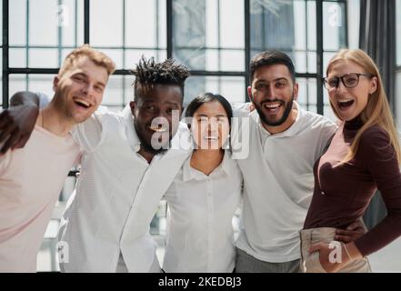 Équipe forte et créative. Groupe de gens d'affaires et souriant à la caméra Banque D'Images
