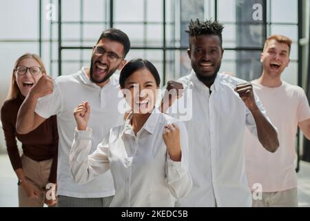 Portrait d'une équipe d'affaires créative debout et en riant. Des gens d'affaires multiraciaux ensemble Banque D'Images