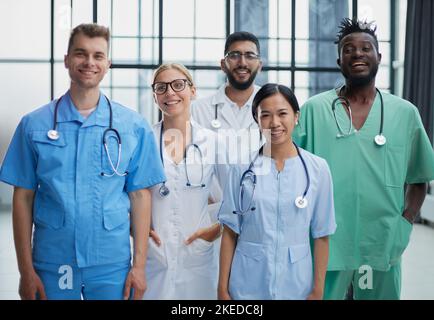 Médecins professionnels multinationaux caméra pose. Connexion au travail d'équipe. Équipe de l'hôpital. Des médecins joyeux. Banque D'Images