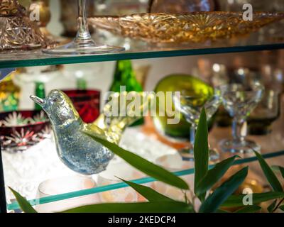 Verrerie vintage sur étagère dans placard. Bol à bonbons en forme d'oiseau. Banque D'Images