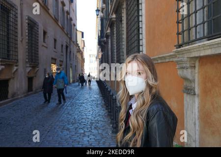 Belle fille en Italie portant masque pendant le covid Banque D'Images