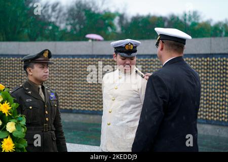 Washington, États-Unis. 11th novembre 2022. Un général accueille les représentants de l'armée tout en se tenant à côté d'une couronne à la fin de la cérémonie. Les gens se sont rassemblés au mémorial de la Seconde Guerre mondiale à Washington DC pour observer une cérémonie de pose de couronne. Lors de l'événement, les anciens combattants et les parents ont observé des conférenciers invités louent les anciens combattants de la Seconde Guerre mondiale américaine pour leur service. Crédit : SOPA Images Limited/Alamy Live News Banque D'Images