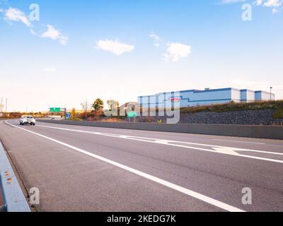 New Hartford, New York - 16 octobre 2022 : vue panoramique de la NY 840 Highway avec le Marquee Cinema Building de l'autre côté de la route. Banque D'Images