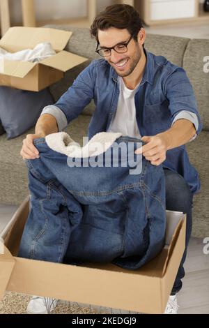 homme recevant un colis vide avec des marchandises volées Banque D'Images