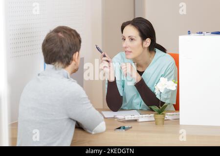 jeune homme près de la réception dans la clinique Banque D'Images