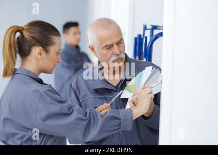 homme mûr avec une jeune femme tenant une nuance de couleur Banque D'Images