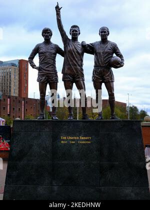 Statue de la Trinité-Uni devant le stade du club de football de Manchester United, Old Trafford, Manchester, Greater Manchester, Angleterre, ROYAUME-UNI. Banque D'Images