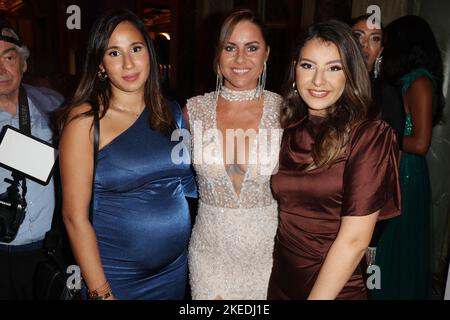 Wydad Nazon (épouse de Dickens Nazon), Chloe Letellier (épouse d'Alexandre Letellier) et Khouloud Houri (épouse de Lyes Hafid Houri) assistant aux Oscars des femmes Ingfluentes par la WUNITE à Paris, en France, sur 11 novembre 2022. Photo de Jerome Domine/ABACAPRESS.COM Banque D'Images