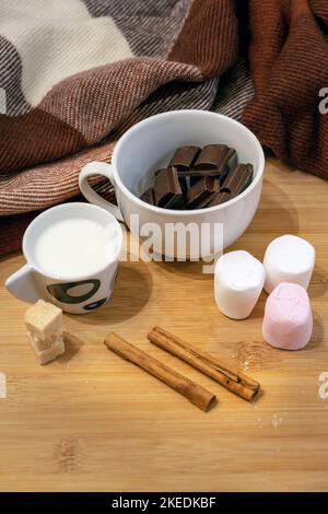 Ingrédients de chocolat chaud sur une table en bois, encore la vie Banque D'Images