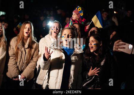 Kiev, Kiev, Ukraine. 11th novembre 2022. Les Ukrainiens se réunissent sur la place de l'indépendance pour célébrer le retrait de la Russie et la libération de Kherson. Kherson a été occupé par la Russie depuis les premières semaines de la guerre. (Credit image: © Danylo Antoniuk/ZUMA Press Wire) Banque D'Images