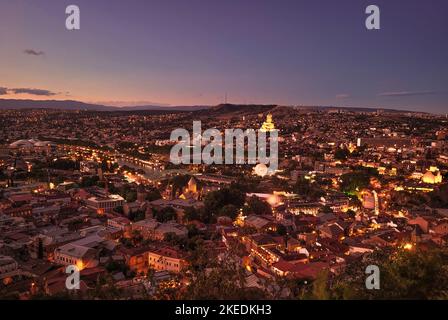 Soirée d'été panorama de la ville de Tbilissi Tiflis la capitale de la Géorgie avec les rues de la vieille Tbilissi en premier plan, rivière Mtkvari Kura, Sainte Banque D'Images