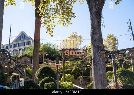 Gatlinburg, Tennessee - 27 octobre 2022: Vue sur la rue de la ville touristique populaire de Gatlinburg Tennessee dans les Smoky Mountains avec des attractions en vue Banque D'Images