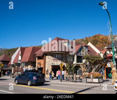 Gatlinburg, Tennessee - 27 octobre 2022: Vue sur la rue de la ville touristique populaire de Gatlinburg Tennessee dans les Smoky Mountains avec des attractions en vue Banque D'Images