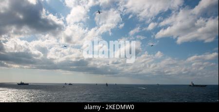 221111-N-LI114-1345 MER DES PHILIPPINES (NOV 11, 2022) l’avion survole en tant que seul porte-avions de la marine américaine, l’USS Ronald Reagan (CVN 76), vole en formation avec des navires et des sous-marins de la Force d’autodéfense maritime du Japon (JMSDF), de la Marine royale australienne (RAN) et de la Marine indienne lors de l’exercice Malabar 2022, en mer des Philippines, le 11 novembre. MALABAR 2022 est un exercice d'entraînement multilatéral mené par le Japon, en surface, dans l'air et sous-marin, avec la Marine indienne, la JMSDF, la Marine royale australienne et la Marine américaine. MALABAR 2022 améliore l'interopérabilité entre l'Australie, l'Inde, le Japon et l'an Banque D'Images