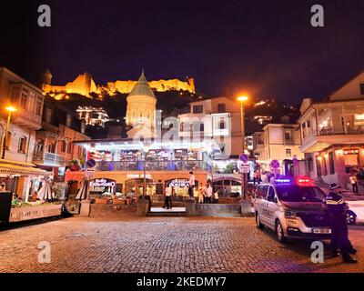 Tbilissi, Géorgie - 07 23 2022: Vue de nuit sur la place Vakhtang Gorgasali avec des restaurants et des hôtels dans les anciens bâtiments de la vieille ville de Tbilissi avec Banque D'Images