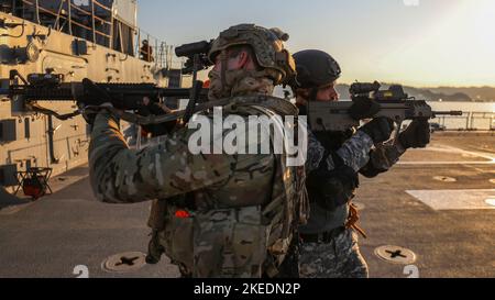 221108-N-AC117-1362 YOKOSUKA, Japon (nov 8, 2022) – les marins de la guerre spéciale navale des États-Unis et de la Force navale commando de la Marine indienne effectuent une visite, une fouille, une fouille et une saisie le 8 novembre dans le cadre de l'exercice Malabar2022. MALABAR 2022 est un exercice d'entraînement multilatéral mené par le Japon, en surface, dans l'air et sous-marin, avec la Marine indienne, la Force d'autodéfense maritime du Japon, la Marine royale australienne et la Marine américaine comme participants. MALABAR 2022 améliore l'interopérabilité entre les forces maritimes australiennes, indiennes, japonaises et américaines, renforce les partenariats essentiels et démontre la présence navale américaine Banque D'Images