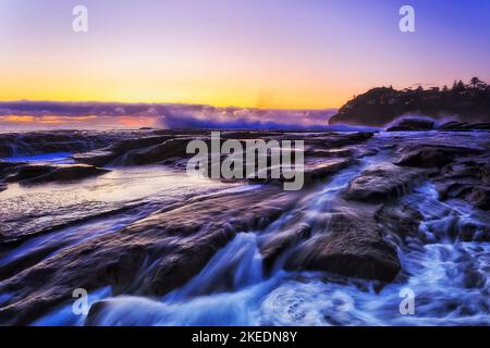 Whale Beach Careel promontoire sur Sydney Northern Beaches Pacific Ocean Coast of Australia au lever du soleil - paysage marin pittoresque. Banque D'Images