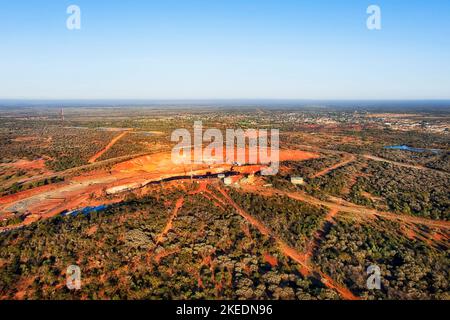 Mine de cuivre à ciel ouvert creusée dans la ville de Cobar, en Australie, en Nouvelle-Galles du Sud, Far West - vue aérienne sur le paysage urbain. Banque D'Images