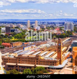 Au-dessus de la gare centrale et de la baie de Botany éloignée et de l'aéroport international dans le quartier des affaires de Sydney depuis l'altitude des tours du centre-ville. Banque D'Images