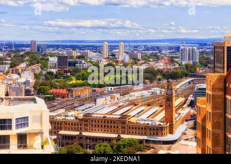 La gare centrale et la baie de Botany et l'aéroport international dans le quartier des affaires de Sydney depuis l'altitude des tours du centre-ville. Banque D'Images