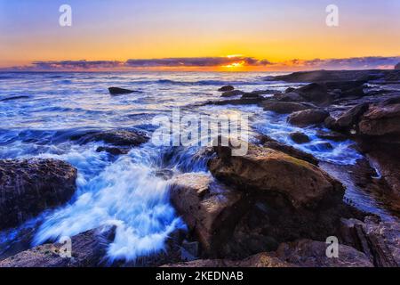 Plage de baleines sur Sydney plages du nord côte de l'océan Pacifique de l'Australie au lever du soleil - paysage marin pittoresque. Banque D'Images