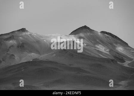 Une photo en niveaux de gris des montagnes rocheuses dans la chaîne des Andes à Cordillera, Bolivie Banque D'Images