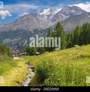 Les pics Lagginhron et Weissmies sur la SAS Fee - Schwitzerland. Banque D'Images