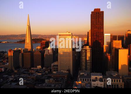 La lumière du soleil couchant atteint la ligne d'horizon de San Francisco, vue par une vue aérienne Banque D'Images