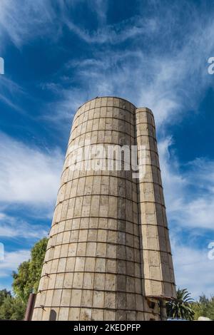 Un vieux silo déserté construit en briques de béton dans le village de Los Olivos, Californie dans la galerie Santa Ynez. Banque D'Images