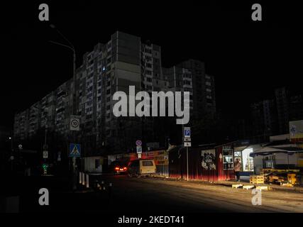 Kiev, Ukraine. 11th novembre 2022. Les phares éclairent la rue sombre de Kiev. L'armée russe a mené des attaques massives de roquettes et de drones kamikaze sur les infrastructures énergétiques ukrainiennes. Selon les estimations des experts, 40 % des infrastructures énergétiques sont aujourd’hui détruites ou endommagées. Après de graves dommages au réseau électrique dans de nombreuses villes d'Ukraine, la compagnie nationale d'électricité Ukrenergo a introduit des coupures d'électricité d'urgence et toutes les heures. Crédit : SOPA Images Limited/Alamy Live News Banque D'Images