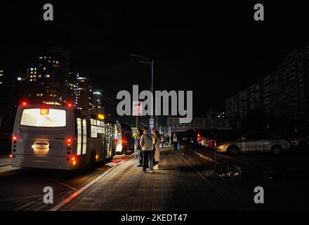 Kiev, Ukraine. 11th novembre 2022. Les gens se tiennent à un arrêt des transports en commun à Kiev. L'armée russe a mené des attaques massives de roquettes et de drones kamikaze sur les infrastructures énergétiques ukrainiennes. Selon les estimations des experts, 40 % des infrastructures énergétiques sont aujourd’hui détruites ou endommagées. Après de graves dommages au réseau électrique dans de nombreuses villes d'Ukraine, la compagnie nationale d'électricité Ukrenergo a introduit des coupures d'électricité d'urgence et toutes les heures. Crédit : SOPA Images Limited/Alamy Live News Banque D'Images