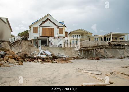 Wilbur-by-the-Sea, Floride – 11 novembre 2022 : destruction due à l'érosion des plages et au vent à la suite des ouragans Ian et Nicole. Banque D'Images