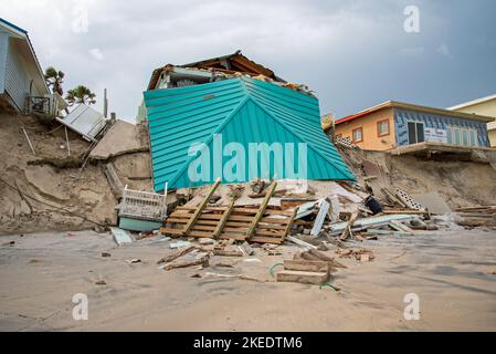 Wilbur-by-the-Sea, Floride – 11 novembre 2022 : destruction due à l'érosion des plages et au vent à la suite des ouragans Ian et Nicole. Banque D'Images