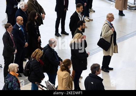 Londres, Royaume-Uni. 11th novembre 2022. Les passagers et le personnel s'arrêtent pour observer un silence de deux minutes pour les militaires qui ont perdu la vie dans un conflit à la gare de Waterloo, Londres, Royaume-Uni, le 11th novembre 2022. L'heure 11th du 11th jour du 11th mois est connue sous le nom de jour de l'armistice, lorsque les armes sont tombées silencieuses pour mettre fin à la première Guerre mondiale. Crédit : SOPA Images Limited/Alamy Live News Banque D'Images