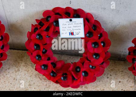 Londres, Royaume-Uni. 11th novembre 2022. La couronne du jour d'Armistice commémorant les anciens employés décédés qui ont servi pendant la Seconde Guerre mondiale est vue à la gare de Waterloo, à Londres. L'heure 11th du 11th jour du 11th mois est connue sous le nom de jour de l'armistice, lorsque les armes sont tombées silencieuses pour mettre fin à la première Guerre mondiale. Crédit : SOPA Images Limited/Alamy Live News Banque D'Images