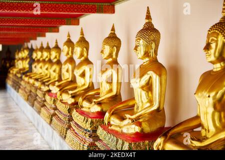 Une rangée de statues de Budhha dans le Temple Wat Pho, Temple du Bouddha couché, Bangkok, avec un nom complet de Wat Phra Chetuphon Wimon Mangkhalaram Rajwara Banque D'Images