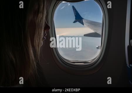 Eluminator avec aile d'avion au-dessus de la surface plate de nuages moelleux avec lumière douce du soir Banque D'Images