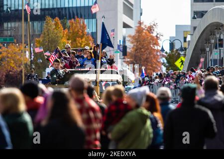 Reno, États-Unis. 11th novembre 2022. La foule de participants vus pendant le défilé de la journée des anciens combattants. Un défilé de jour pour anciens combattants a lieu dans le centre-ville de Reno, le jour froid de novembre. (Photo de Ty ONeil/SOPA Images/Sipa USA) crédit: SIPA USA/Alay Live News Banque D'Images