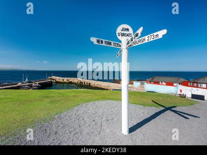 Célèbre monument multidirectionnel et destination touristique, au soleil chaud, sur la côte nord 500 route.point le plus au nord de la Grande-Bretagne continentale, célèbre pour Banque D'Images