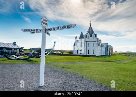 Célèbre monument multidirectionnel et destination touristique, au soleil chaud, sur la côte nord 500 route.point le plus au nord de la Grande-Bretagne continentale, célèbre pour Banque D'Images