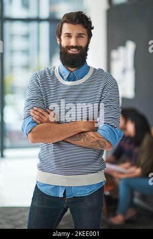 Faites confiance à moi, je suis un PDG. Portrait d'un homme d'affaires créatif debout dans son bureau. Banque D'Images