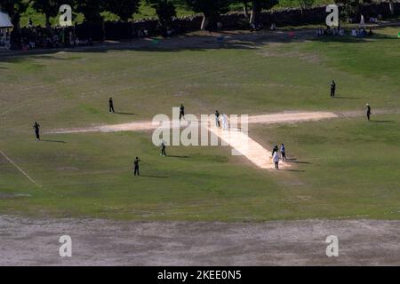 les garçons jouent sur le terrain de cricket Banque D'Images